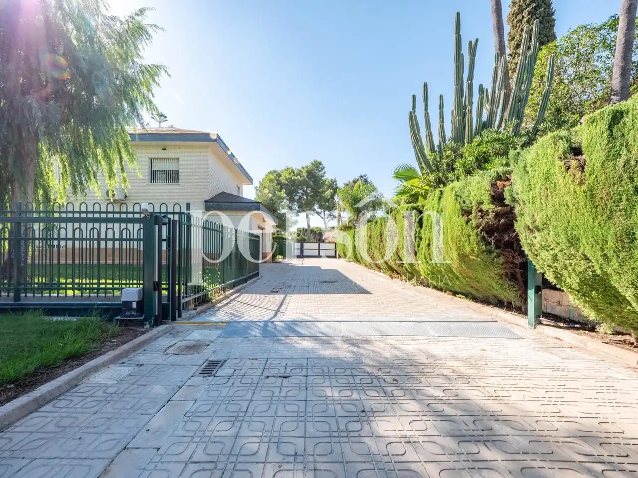 Vista exterior de Casa o xalet en venda en Chiva amb Aire condicionat, Calefacció i Jardí privat