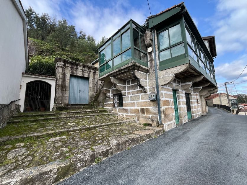 Vista exterior de Casa adosada en venda en Beade  amb Calefacció, Jardí privat i Terrassa