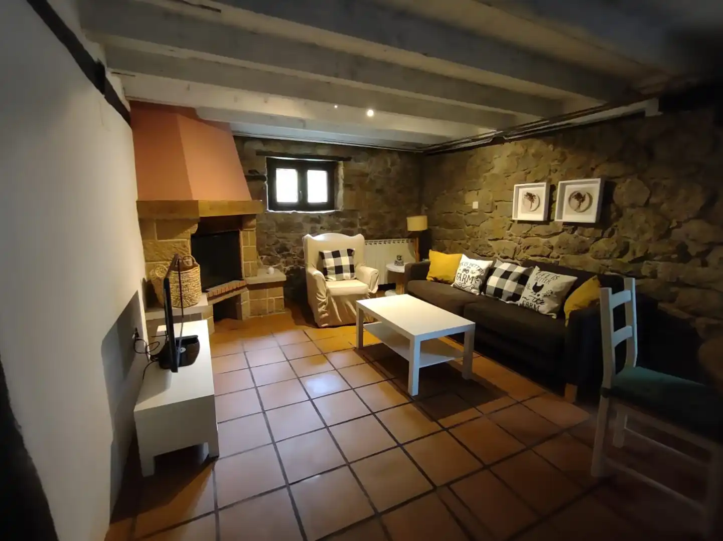 Sala d'estar de Casa adosada de lloguer en Riotuerto amb Calefacció, Jardí privat i Parquet