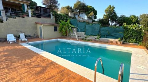 Chalet independiente con piscina, huerto y vistas panorámicas al mar y la montaña.