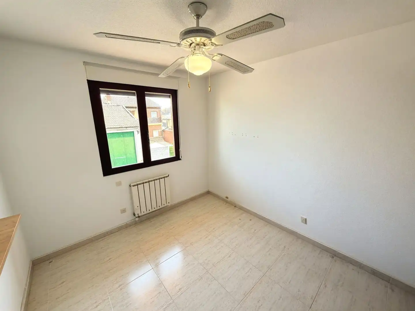 Habitación de Casa adosada en venta en Yunquera de Henares con Aire acondicionado, Calefacción y Jardín privado
