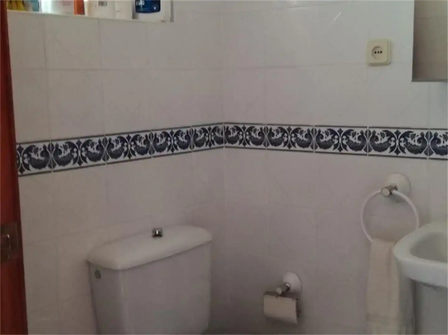 Bany de Casa adosada en venda en El Castillo de las Guardas amb Aire condicionat, Traster i Moblat