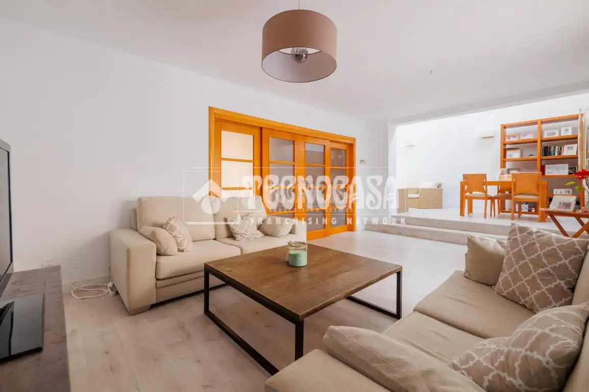 Sala de estar de Casa adosada en venta en Tres Cantos con Calefacción, Balcón y Piscina comunitaria