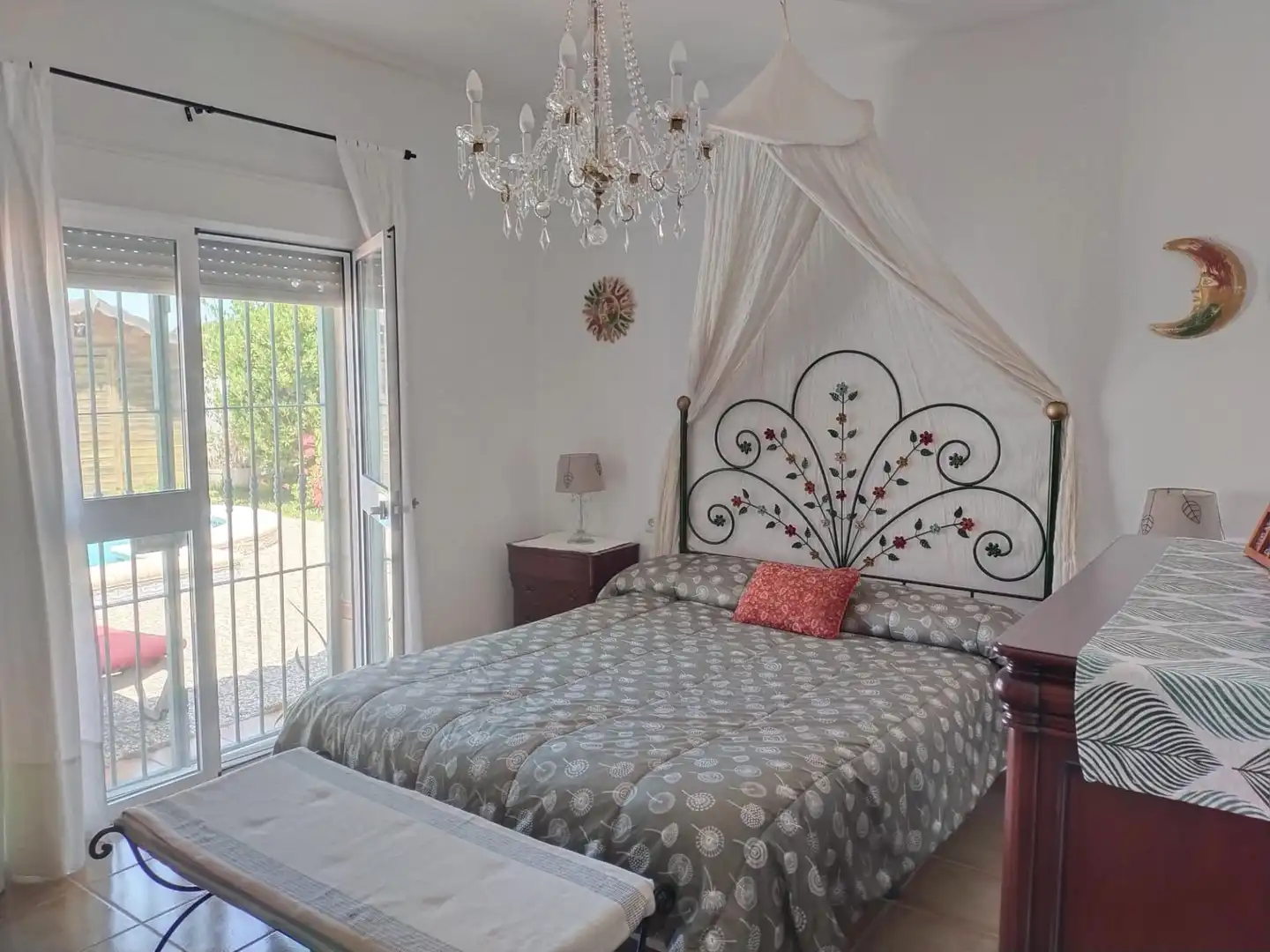 Dormitori de Casa o xalet en venda en Chiclana de la Frontera amb Aire condicionat, Jardí privat i Piscina