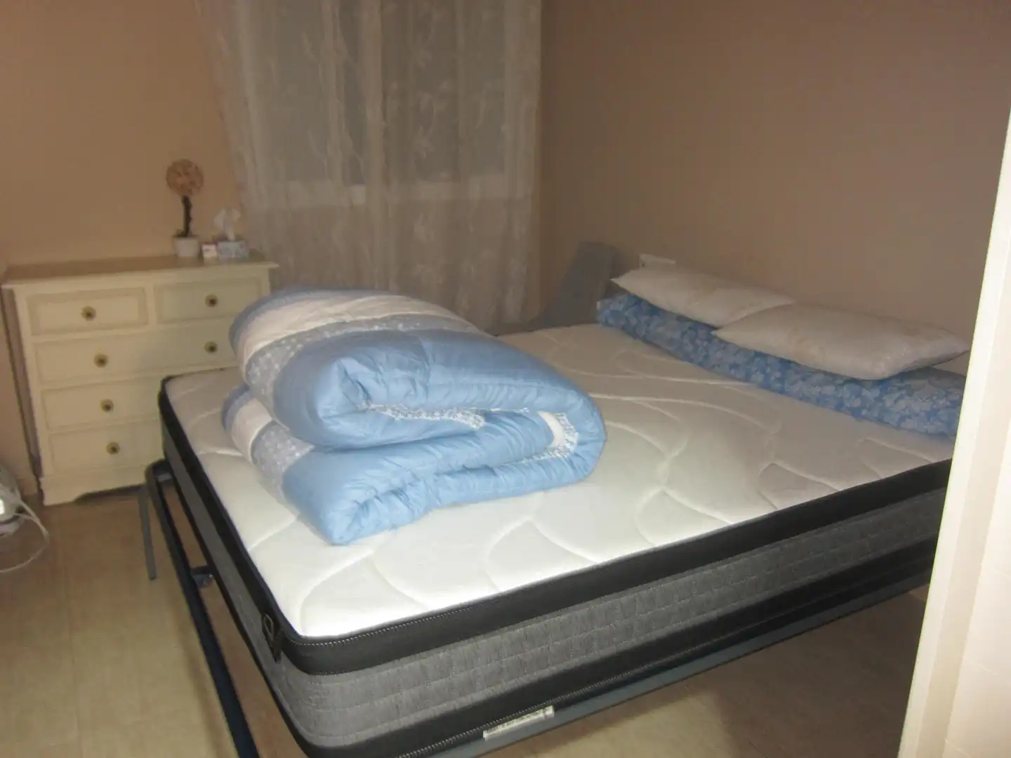 Habitación de Apartamento de alquiler en Moncofa con Terraza, Amueblado y Piscina comunitaria