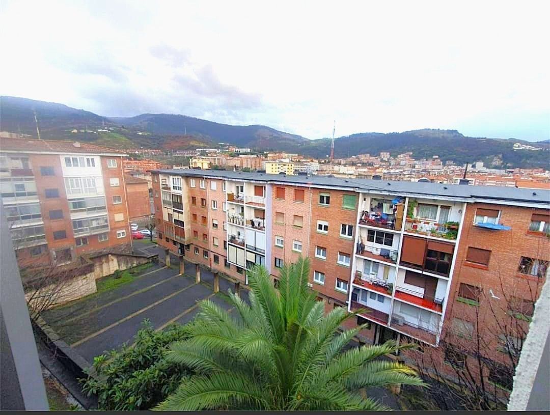 Vista exterior de Pis en venda en Bilbao  amb Calefacció