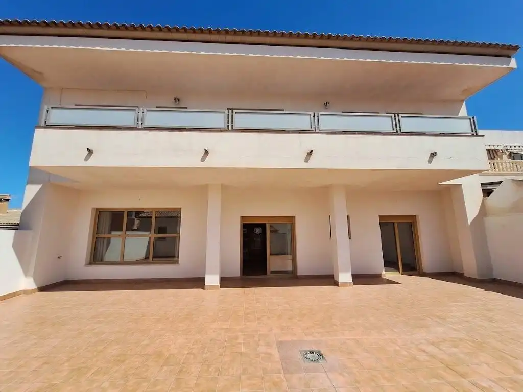 Detached house with terrace for sale in El Pinós / Pinoso