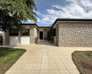 Vista exterior de Casa o xalet en venda en Linares amb Aire condicionat, Terrassa i Piscina