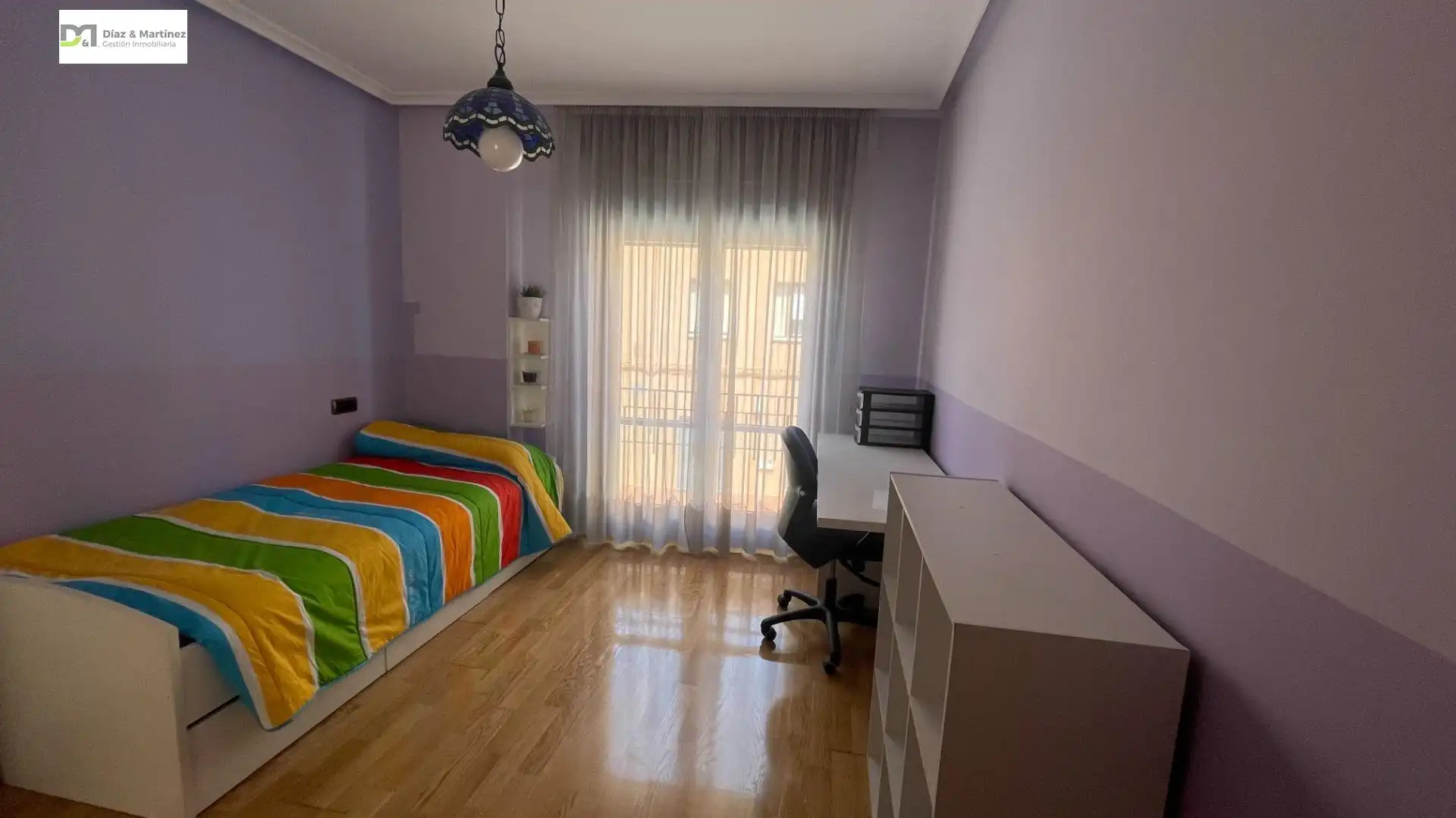 Dormitori de Apartament de lloguer en León Capital  amb Calefacció, Parquet i Moblat