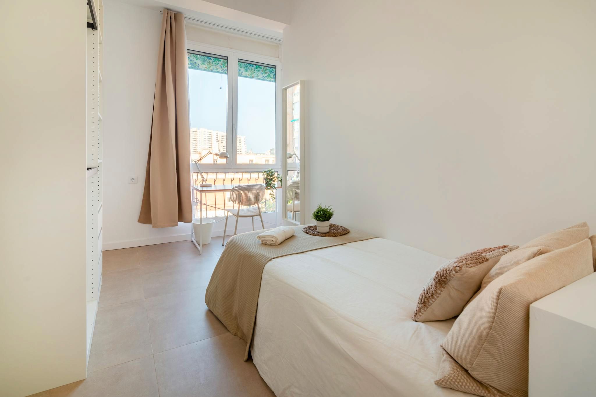 Bedroom of Flat to share in  Valencia Capital  with Air Conditioner and Washing machine