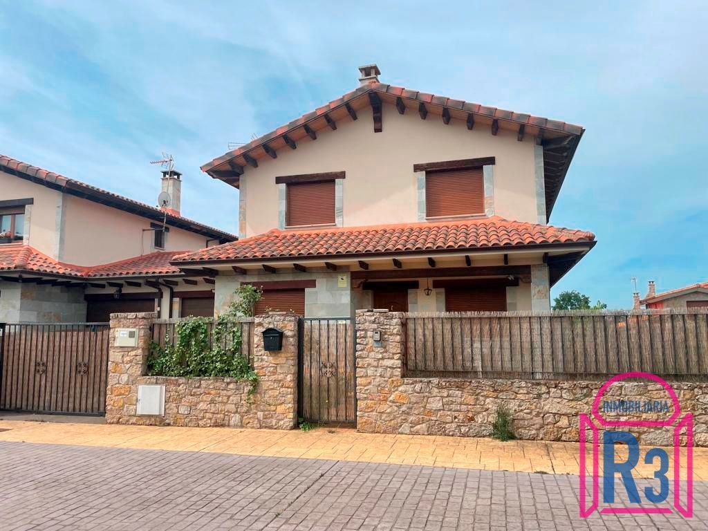 Exterior view of House or chalet for sale in Valverde de la Virgen  with Heating and Terrace