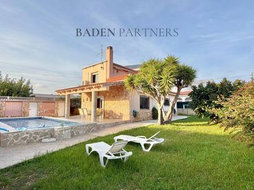 Casa amb piscina en venda a Calle Castanyola