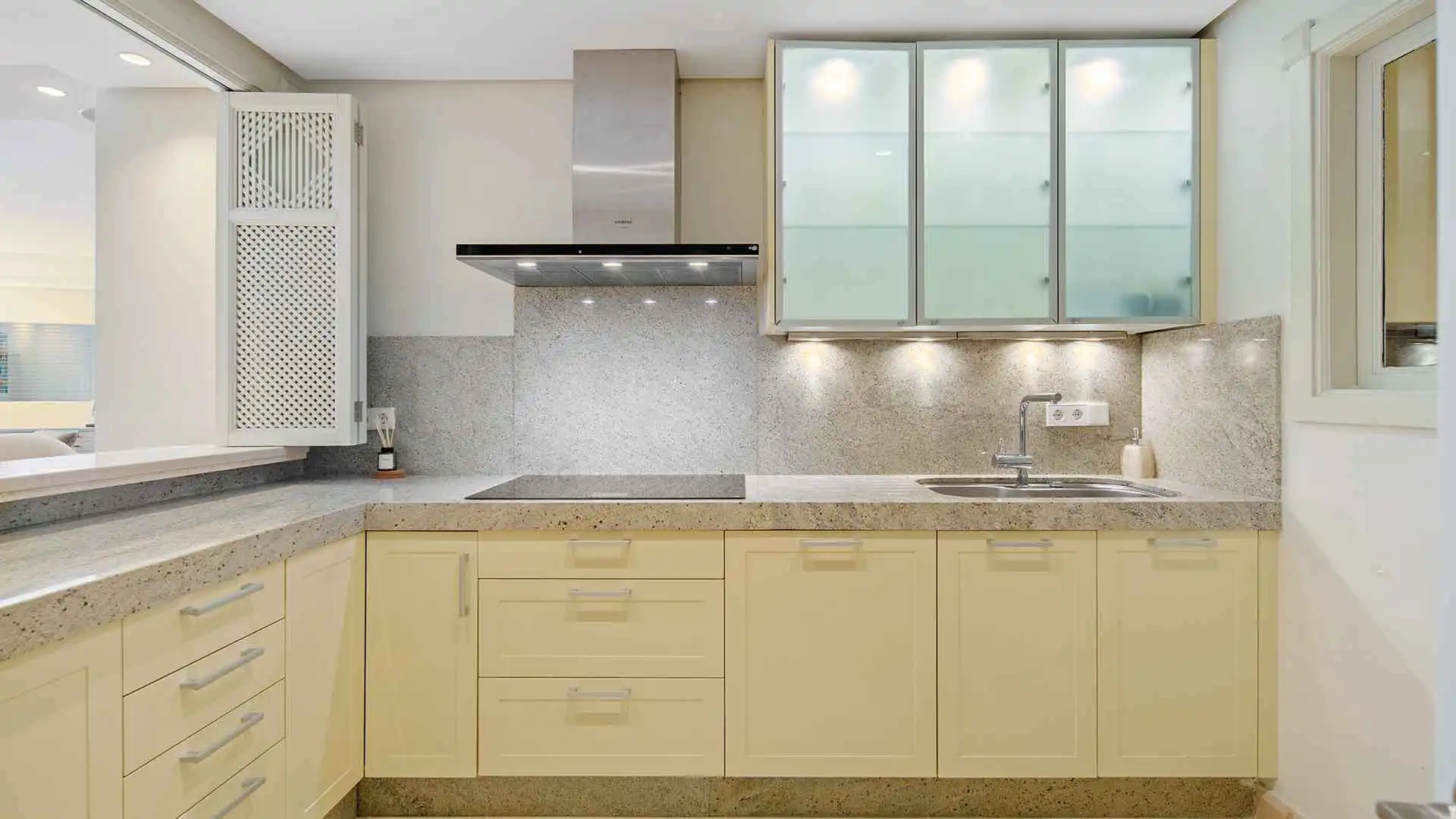 Cocina de Ático en venta en Marbella con Aire acondicionado, Terraza y Trastero