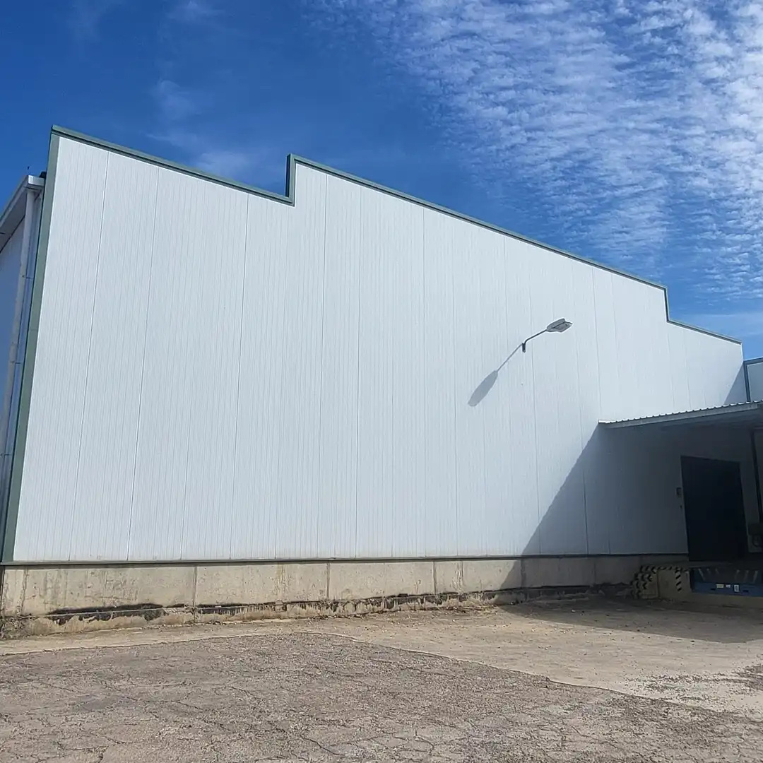 Außenansicht von Fabrikhallen zur Miete in Calatayud mit Alarm