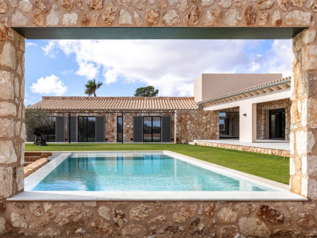 Vista exterior de Finca rústica en venda en Llucmajor amb Aire condicionat, Calefacció i Jardí privat