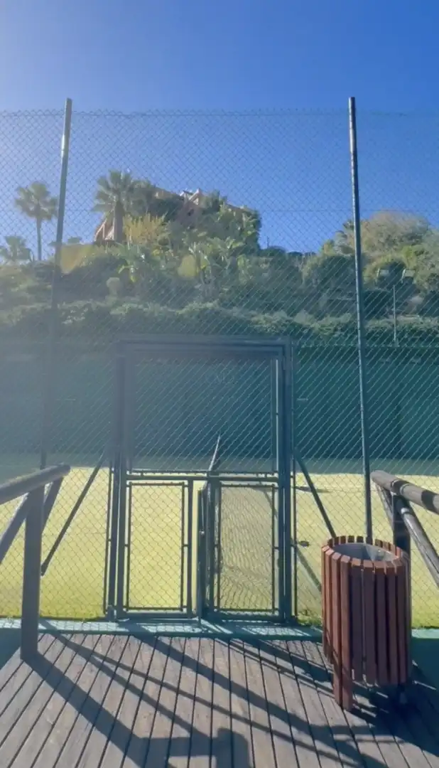 Jardí de Apartament en venda en Benahavís amb Aire condicionat, Terrassa i Piscina