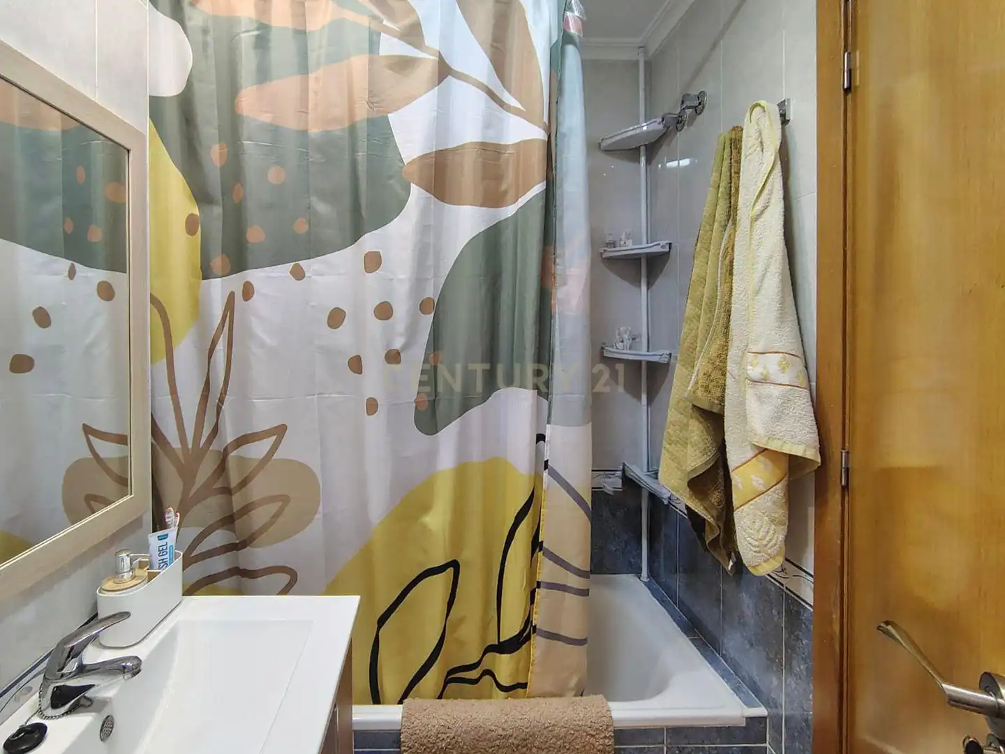 Bathroom of Apartments for rent in Elche / Elx  with Air Conditioner, Oven and Washing machine