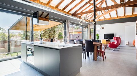 Exclusiva casa de diseño con terraza ajardinada, piscina y gran potencial de inversión en venta en Bellaterra