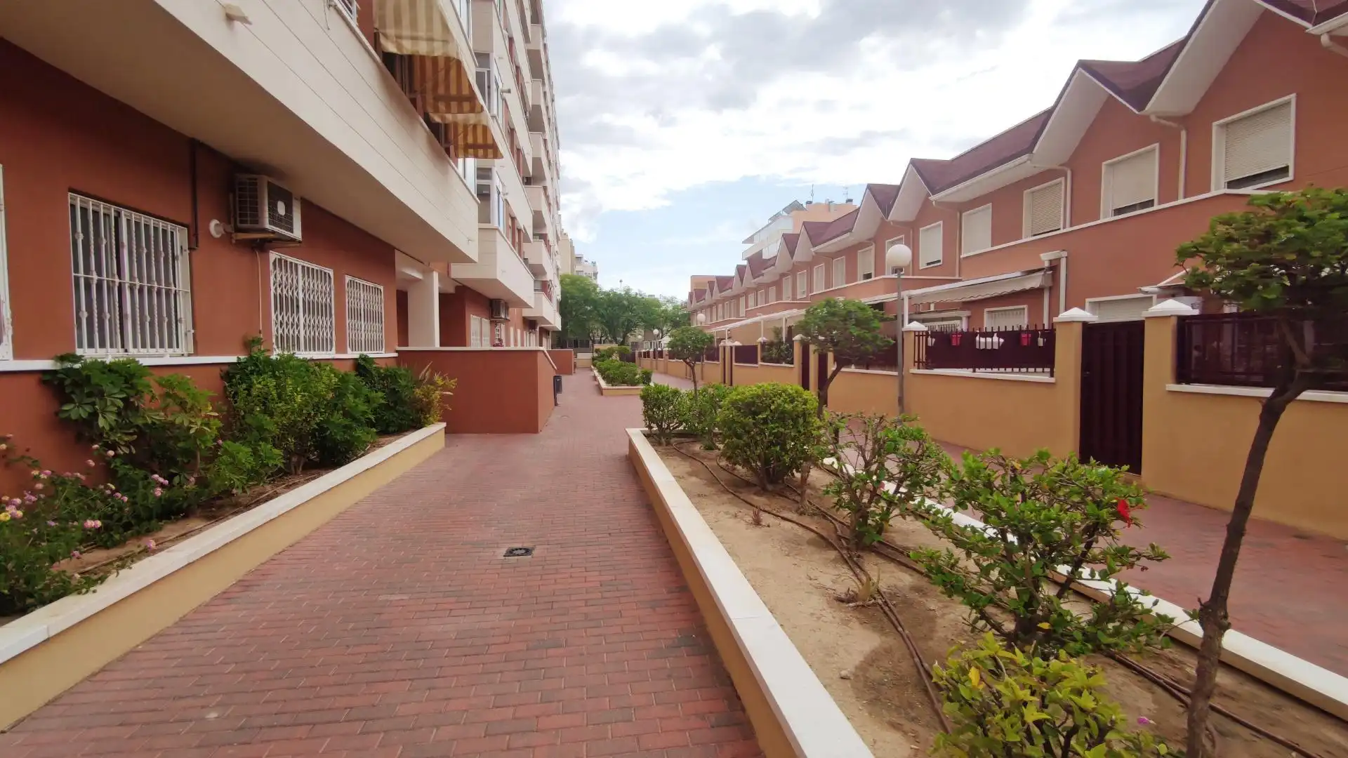 Vista exterior de Casa o xalet en venda en Elche / Elx amb Calefacció, Jardí privat i Terrassa