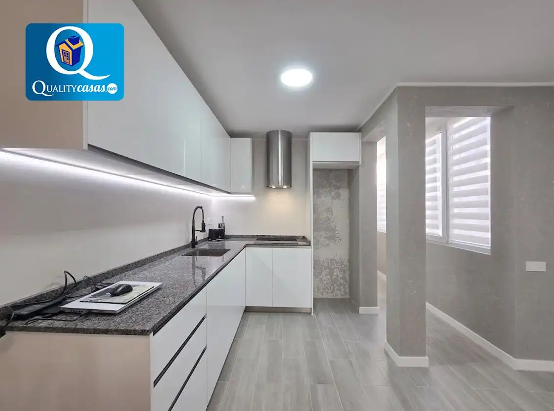 Cocina de Apartamento en venta en Alicante / Alacant con Aire acondicionado
