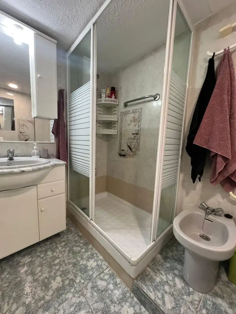 Badezimmer von Wohnungen zur Miete in Fuengirola mit Klimaanlage, Terrasse und Gemeinschaftspool