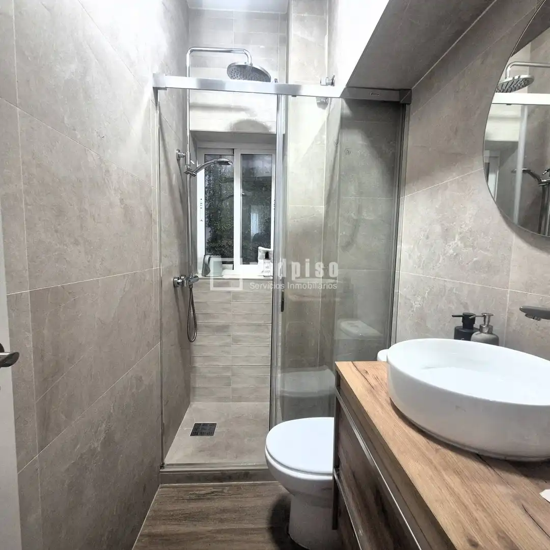 Bany de Apartament en venda en Sevilla amb Aire condicionat, Moblat i Alarma