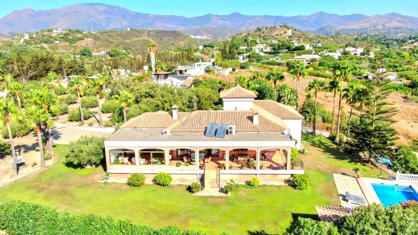 Vista exterior de Finca rústica en venda en Estepona amb Jardí privat, Terrassa i Traster