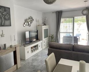 Living room of Single-family semi-detached for sale in Fuengirola  with Air Conditioner, Private garden and Swimming Pool