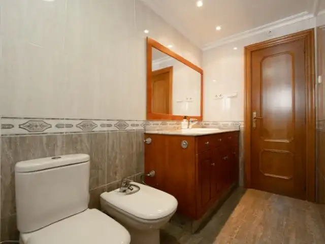 Bathroom of Flat for sale in Burjassot  with Private garden and Balcony
