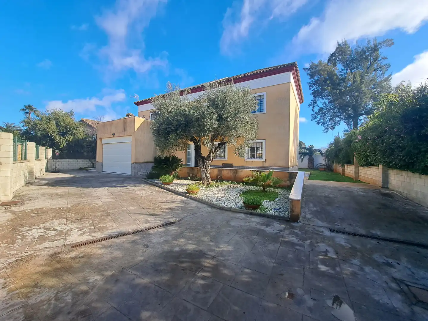 Vista exterior de Casa o xalet en venda en Dos Hermanas amb Aire condicionat, Jardí privat i Terrassa