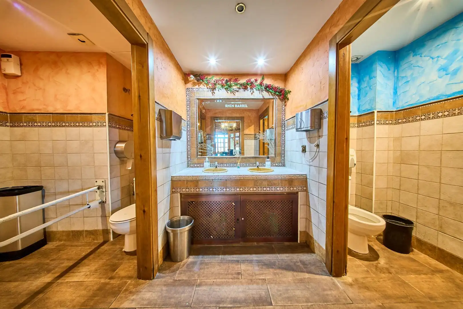 Baño de Local de alquiler en Granada con Aire acondicionado