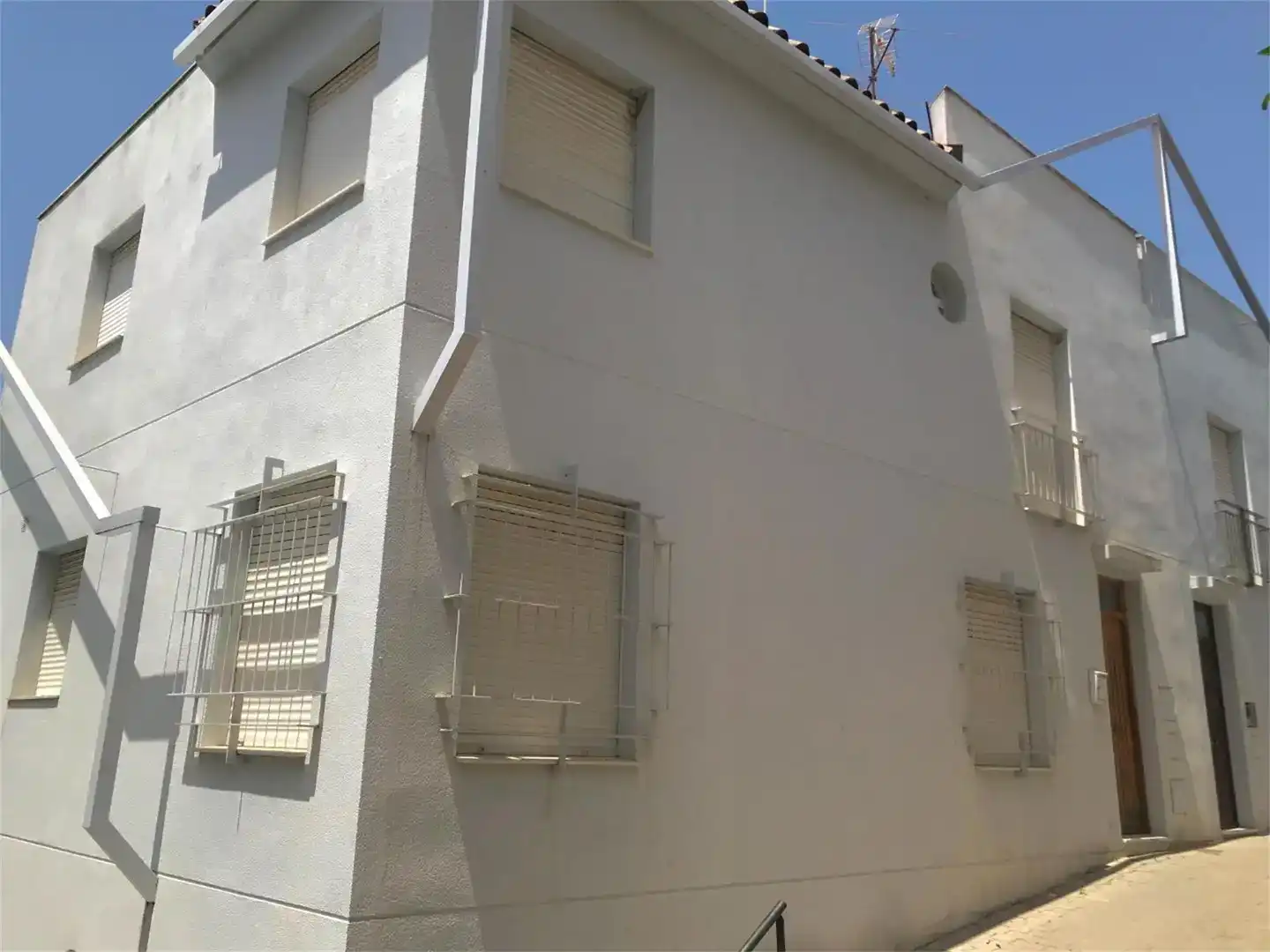 Vista exterior de Casa adosada en venda en Doña Mencía amb Aire condicionat i Balcó