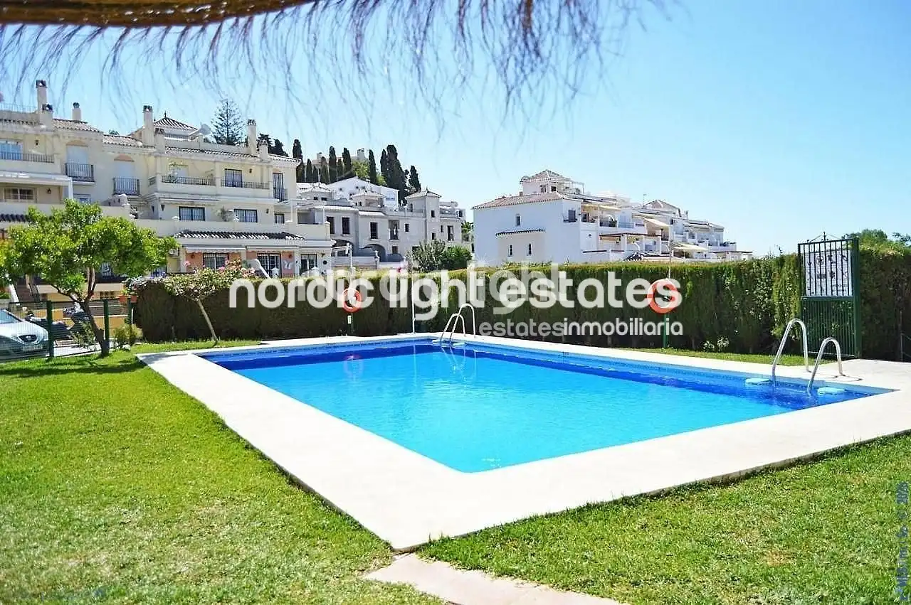 Vista exterior de Piso en venta en Nerja con Aire acondicionado, Piscina y Amueblado