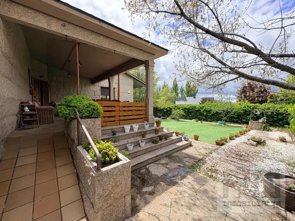 Terrasse von Haus oder Chalet zum Verkauf in Las Navas del Marqués  mit Ofen, Waschmaschine und Mikrowelle