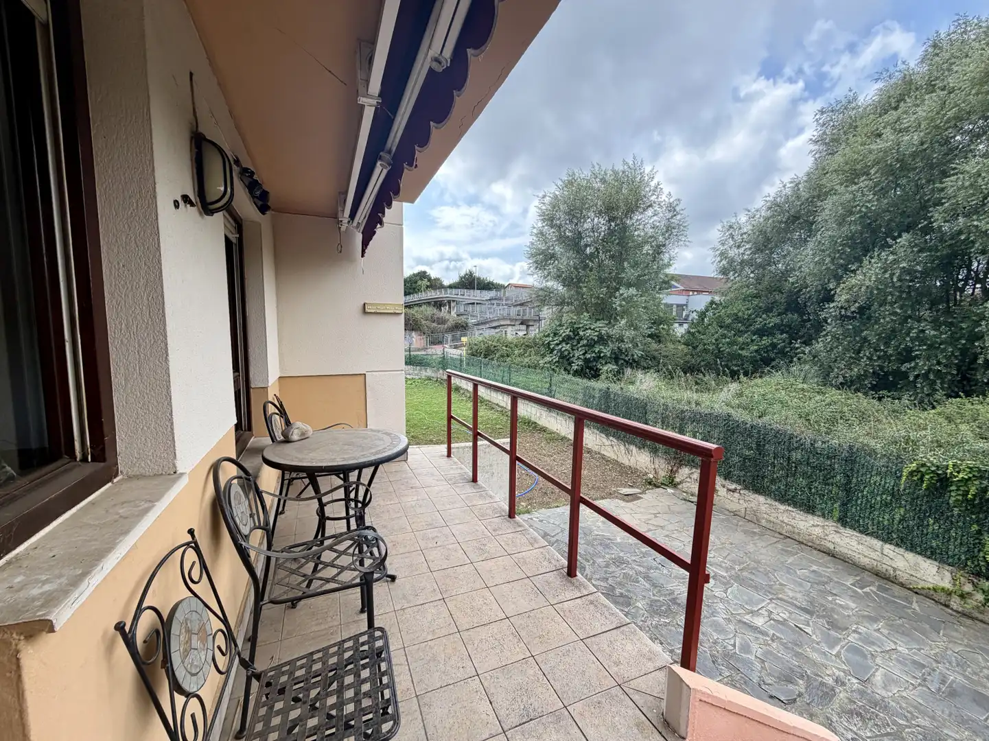 Terrasse von Einfamilien-Reihenhaus zum Verkauf in Camargo mit Heizung, Privatgarten und Terrasse