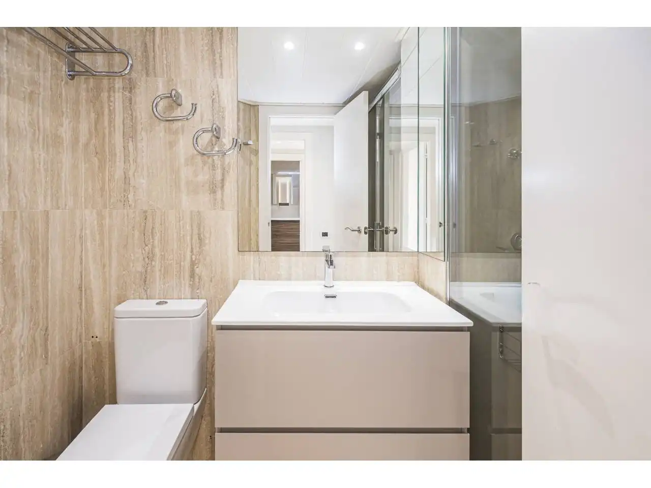 Badezimmer von Dachboden zum Verkauf in Sitges mit Klimaanlage, Heizung und Terrasse