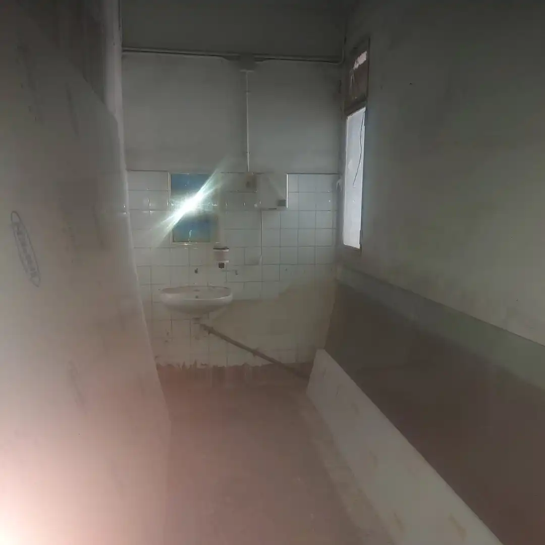 Baño de Local en venta en L'Hospitalet de Llobregat con Alarma