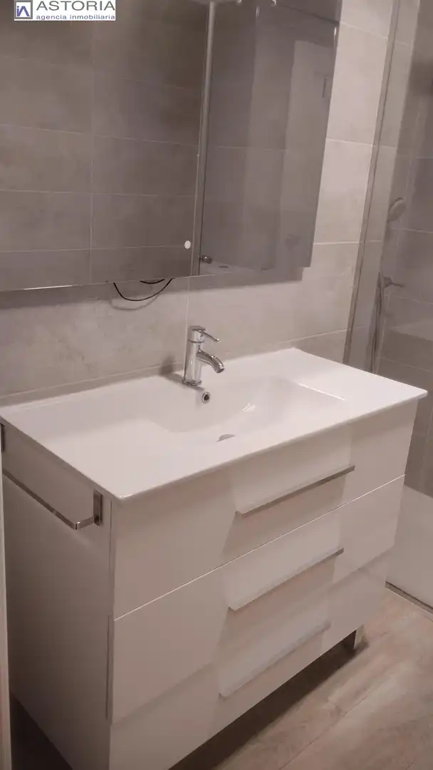 Bathroom of Flat for rent in Granada  with Air Conditioner, Furnished and Balcony