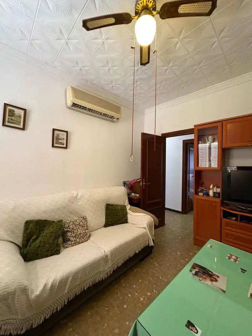 Sala de estar de Casa adosada en venta en Carmona con Aire acondicionado, Terraza y Amueblado