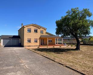 Vista exterior de Casa o xalet en venda en Ponferrada amb Calefacció, Jardí privat i Terrassa