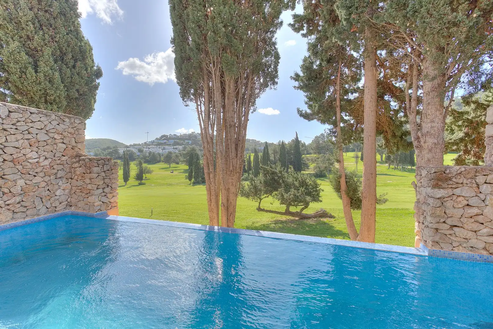 Piscina de Casa adosada en venda en Santa Eulària des Riu amb Aire condicionat, Calefacció i Jardí privat