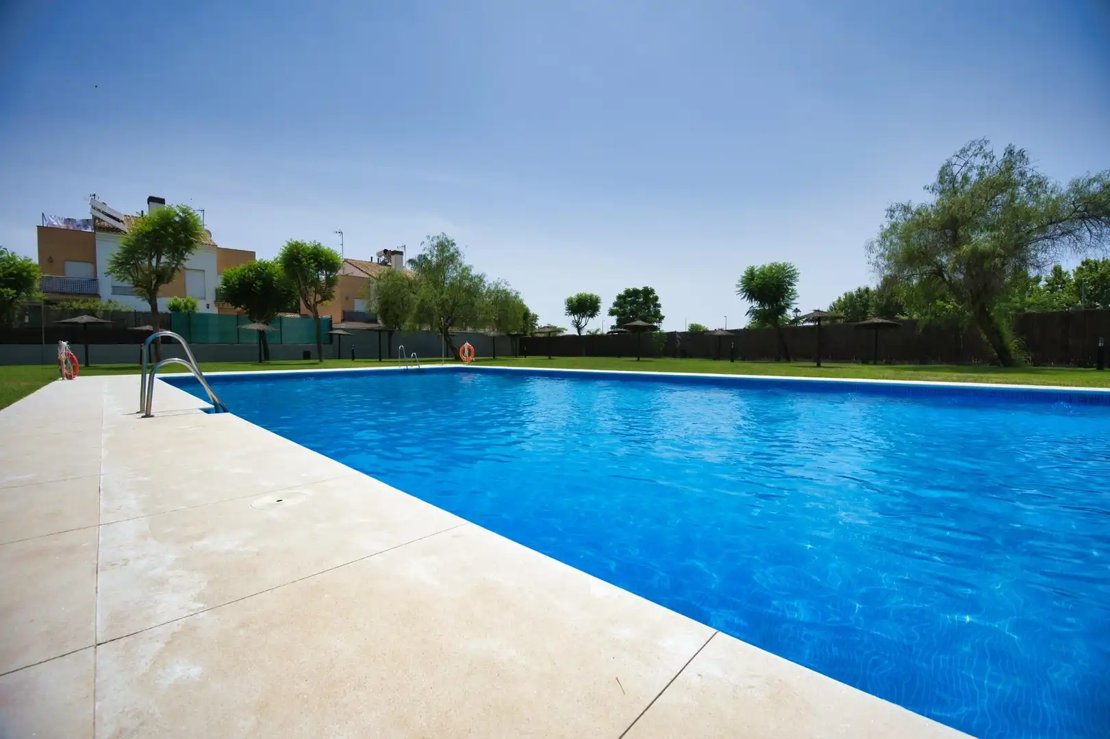 Piscina de Casa adosada en venda en Espartinas amb Aire condicionat, Calefacció i Jardí privat
