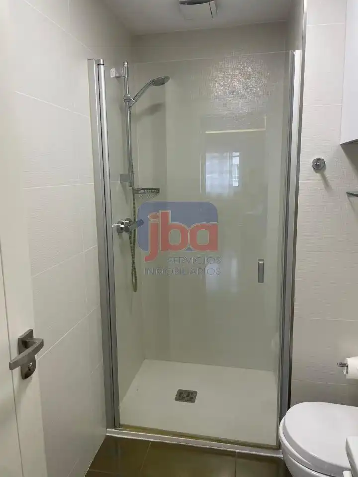 Badezimmer von Dachboden zur Miete in Ourense Capital  mit Heizung, Terrasse und Abstellraum