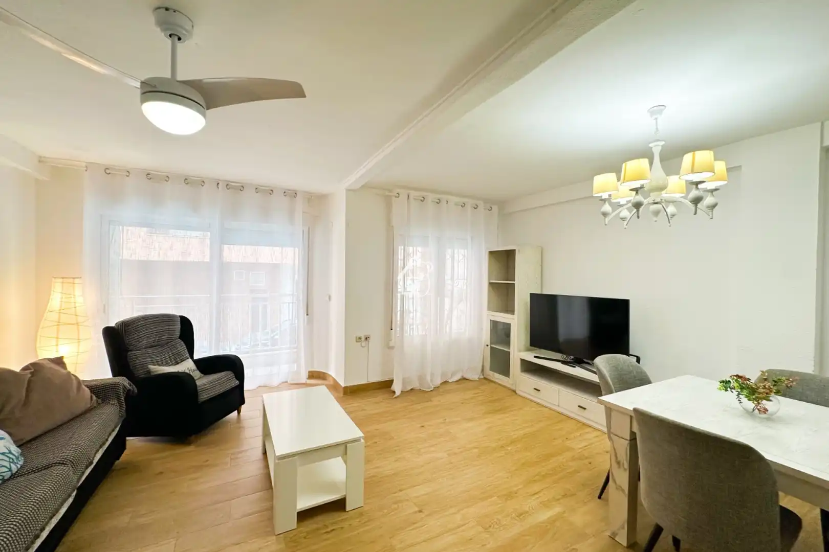 Sala d'estar de Apartament de lloguer en Torrevieja amb Terrassa, Moblat i Forn