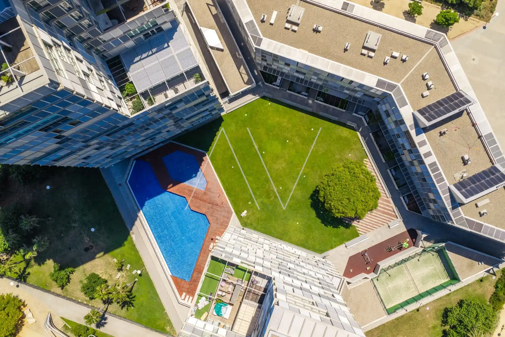 Schwimmbecken von Wohnung zum Verkauf in Barcelona mit Klimaanlage, Heizung und Terrasse