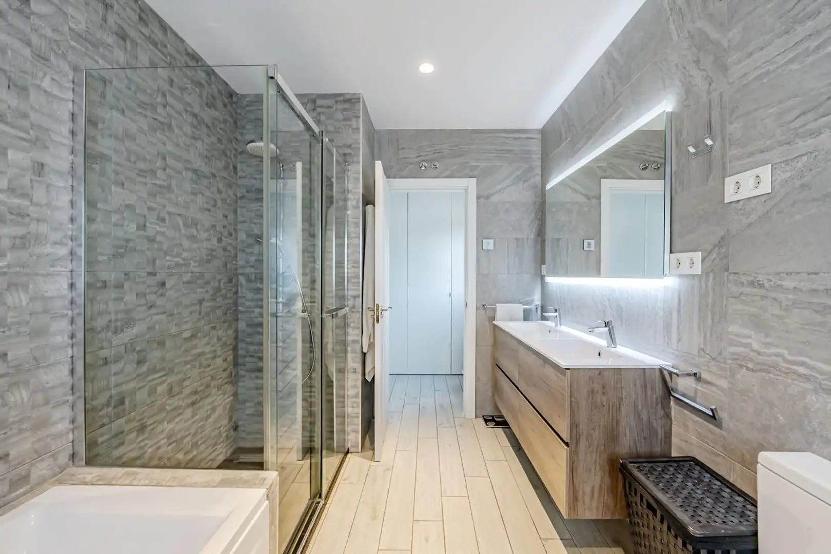 Baño de Casa adosada en venta en Pozuelo de Alarcón con Aire acondicionado, Calefacción y Piscina