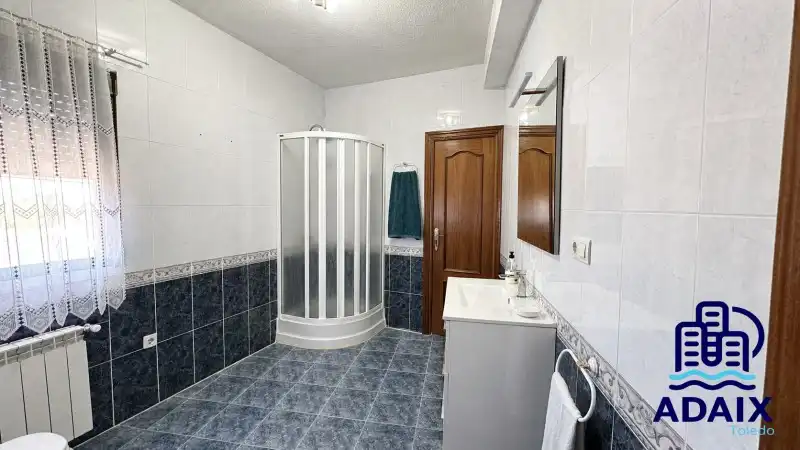 Baño de Casa adosada en venta en Huecas con Calefacción y Balcón