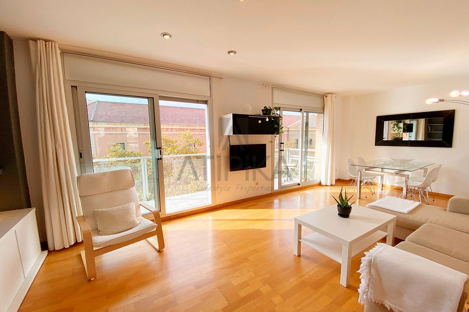 Sala de estar de Piso de alquiler en  Barcelona Capital con Aire acondicionado, Parquet y Terraza