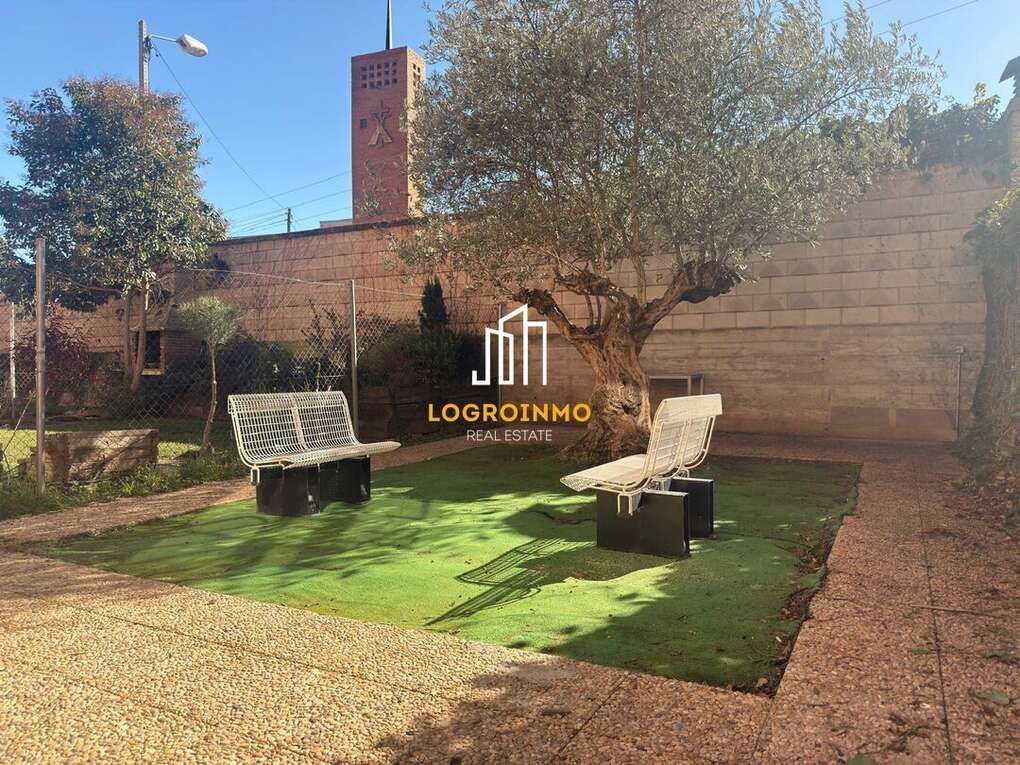 Vista exterior de Casa adosada en venta en  Logroño con Calefacción, Jardín privado y Terraza