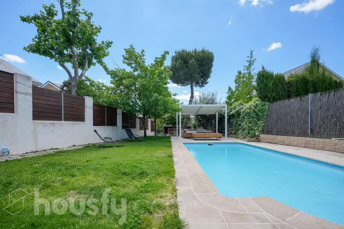 Piscina de Casa o xalet en venda en Pozuelo de Alarcón amb Aire condicionat, Calefacció i Jardí privat